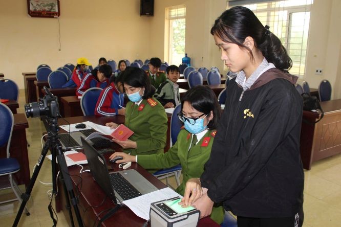 公安力量為民眾辦理芯片公民身份證。（圖：垂楊）