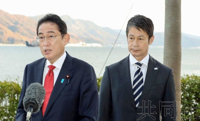 日本首相岸田文雄出席“國際賢人會議”閉幕式後回答媒體提問。右為廣島縣知事湯崎英彥。（圖：共同社）