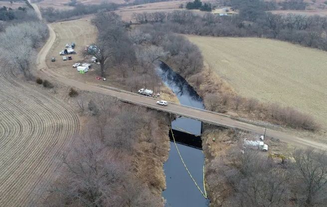 緊急救援人員在事故現場致力清理近十年來美國最大的原油洩漏事件。（圖：AP）