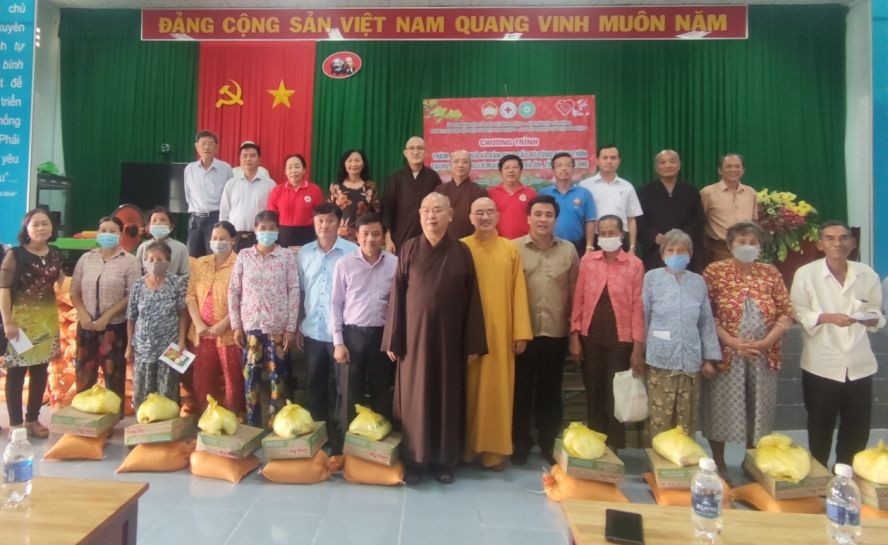 第八郡慈善團赴永隆行善 ảnh 1