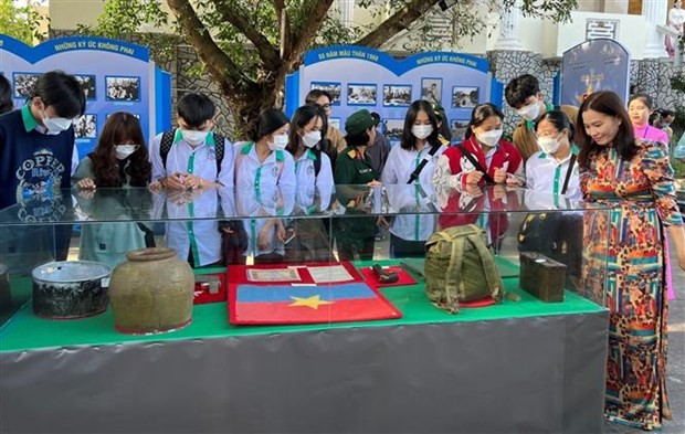 “1968戊申55週年-不忘的記憶”圖片展吸引眾多年輕人前來參觀了解。（圖：越通社）