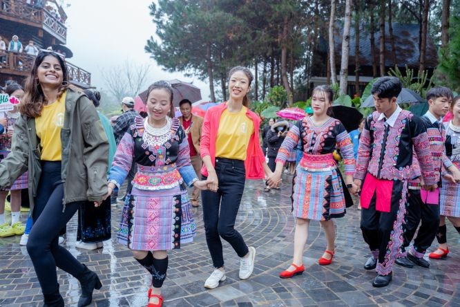 麗蘇布拉馬尼亞姆與少數民族同胞共舞。