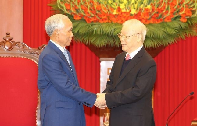 黨中央總書記阮富仲與坎潘‧佩亞翁同志交談。（圖：越通社）