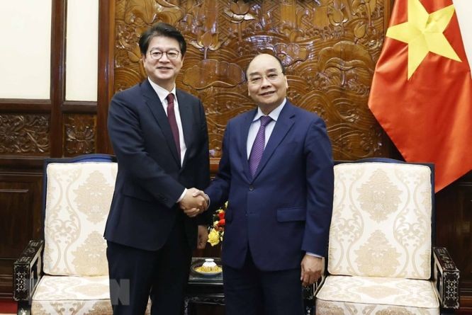 國家主席阮春福（右）與韓國《聯合通訊社》社長兼首席執行官成耆洪。（圖：越通社）