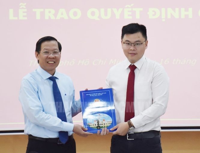 市人委會主席潘文邁（左）向張明輝宇博士頒授委任決定。（圖：市黨部新聞網）