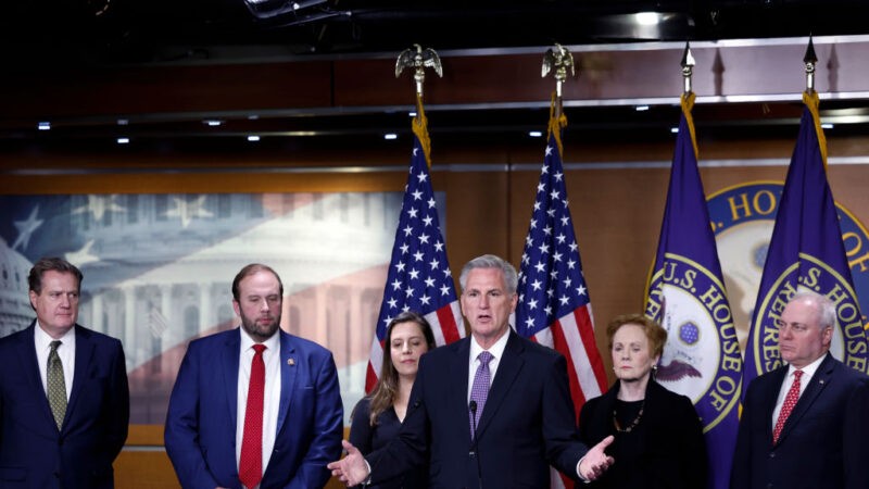 2022年12月14日，在華盛頓特區，眾議院少數黨領袖凱文-麥卡錫在美國國會大廈舉行的2023年財政年度新聞發佈會上與眾議院共和黨領導人一起發言。（圖：Getty Images）