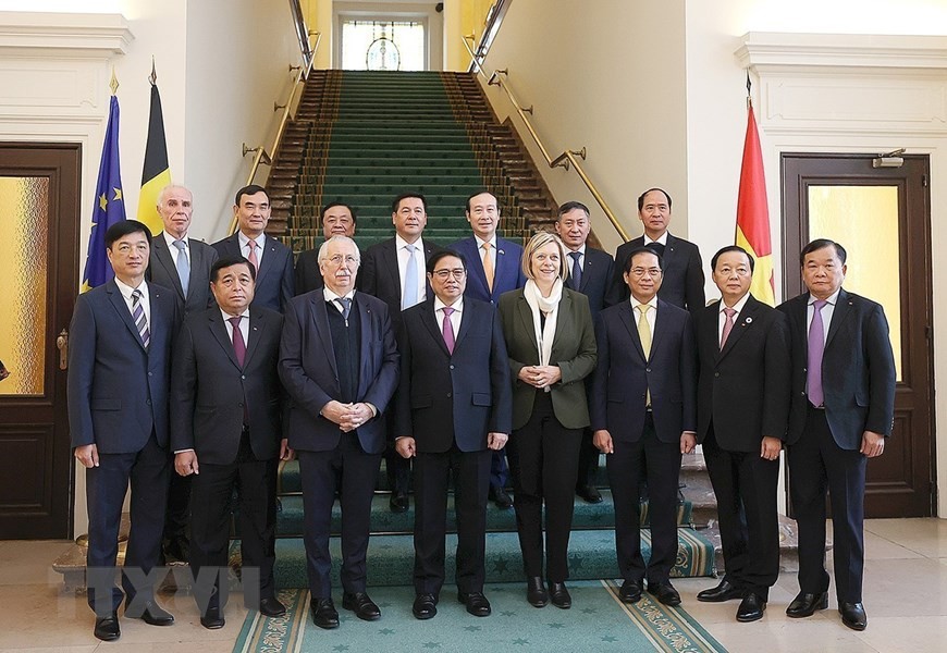 政府總理范明政和比利時眾議院議長伊蓮‧蒂利厄與兩國代表團成員合照。（圖：越通社）