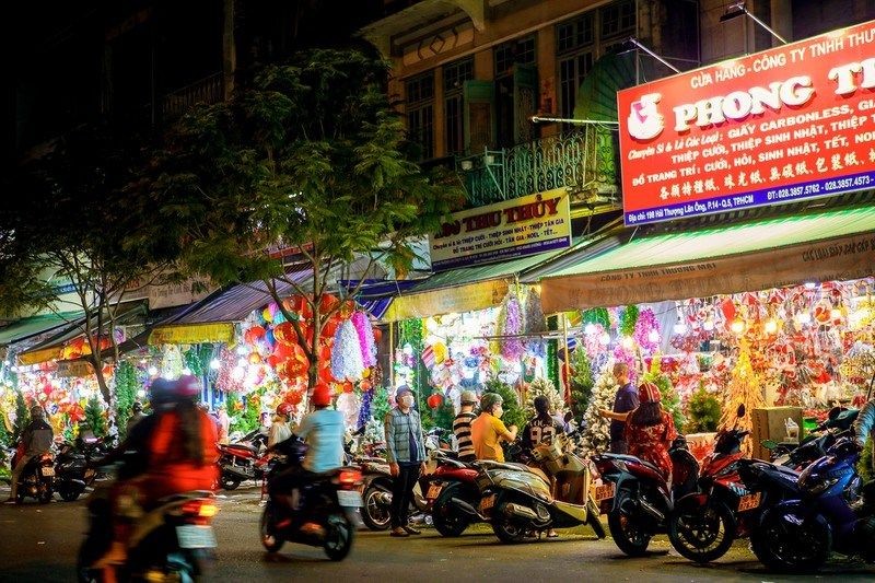 在這些日子，第五郡海上懶翁街充斥著聖誕氣氛。