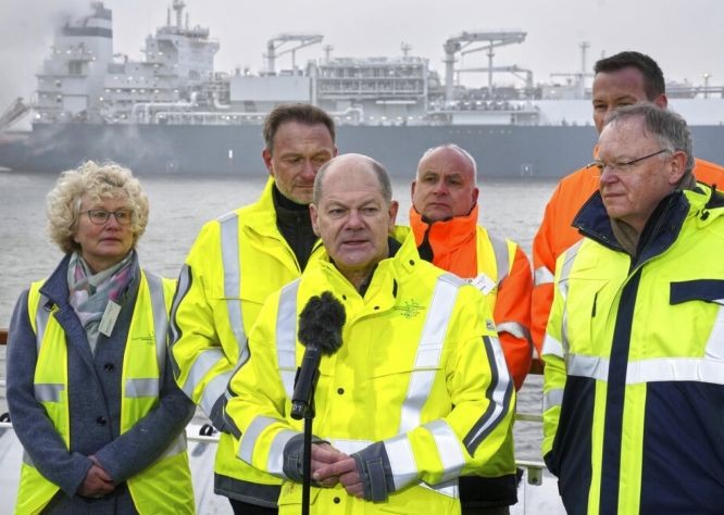 德國第一座液化天然氣接收站投入使用，總理朔爾茨出席啟用儀式。（圖：AP）