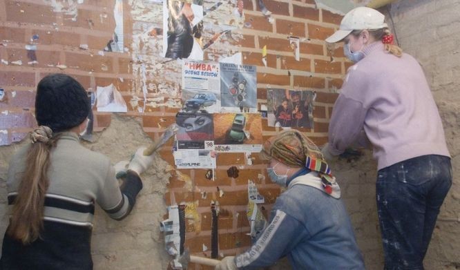 來自摩爾多瓦的移民工人在莫斯科的一個街區進行房屋拆除工作。（圖：聯合國）