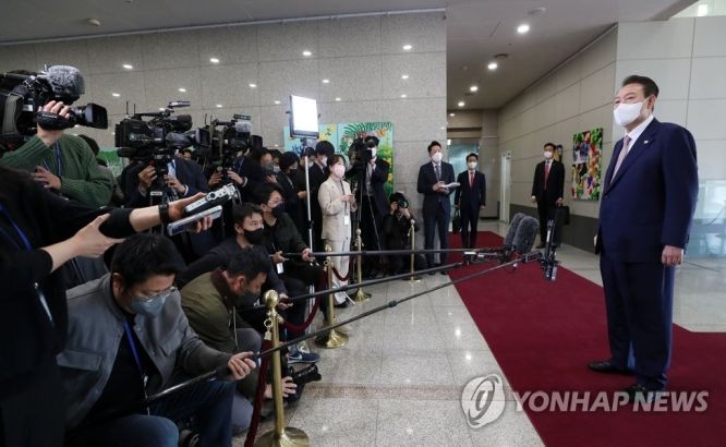 尹錫悅在出勤途中答記者問。（圖：韓聯社）