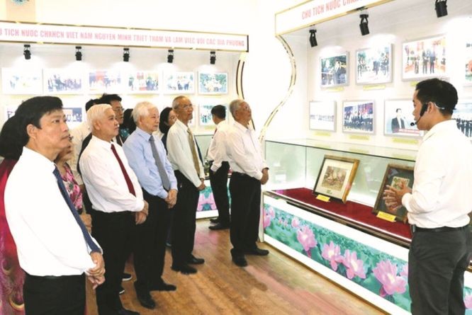 原國家主席阮明哲與平陽省領導參觀展覽。