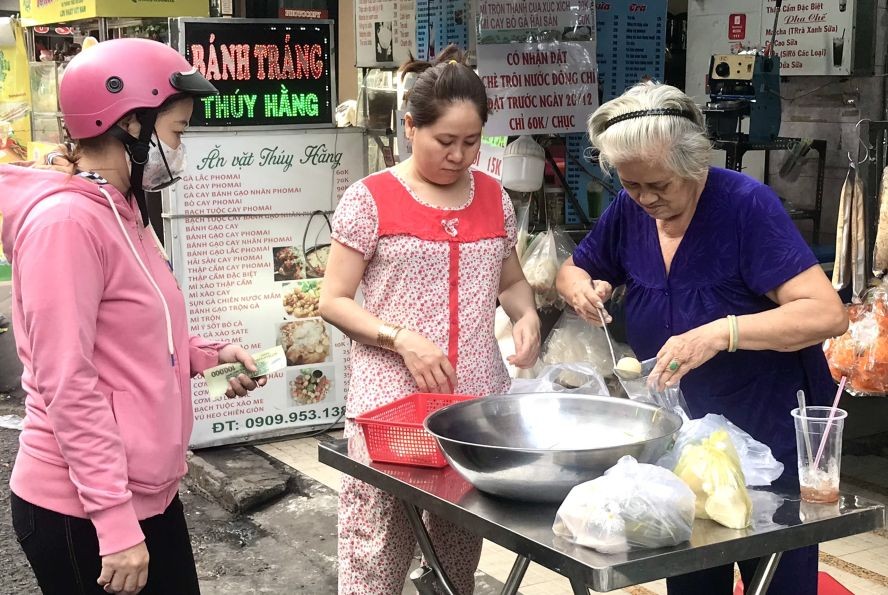 第十一郡平泰公寓區一湯圓小販8點多就售罄。