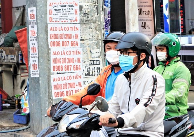 廣告傳單在本市各電燈柱與電箱上貼滿。