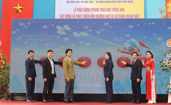 太平市教育與培訓廳與該校領導在儀式上按鈕發起學習使用英語運動。（圖：太平報）