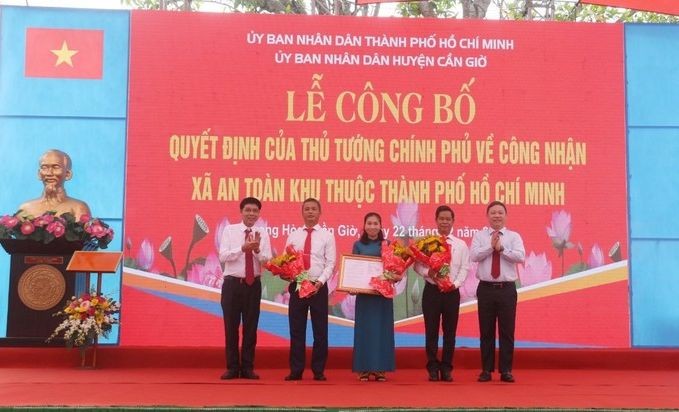 市人委會副主席楊英德（左一）祝賀芹耶縣隆和鄉成為本市安全區鄉。