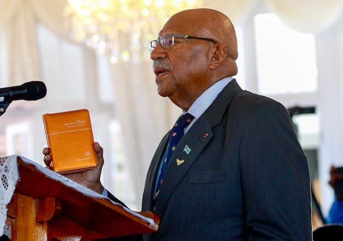 西蒂韋尼‧蘭布卡宣誓就任斐濟新任總理。（圖：AP）