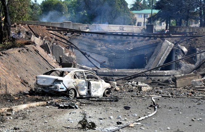 爆炸威力強大，有汽車被波及損毀。（圖：AP）