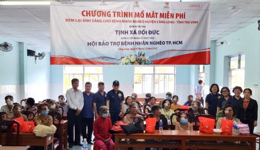 培德精舍理事會代表團與病人於手術後合作留念。