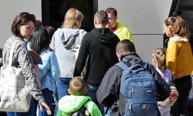 2022年9月7日，逃離戰爭的烏克蘭難民在扎波羅熱登上一輛公共汽車。（圖：互聯網）