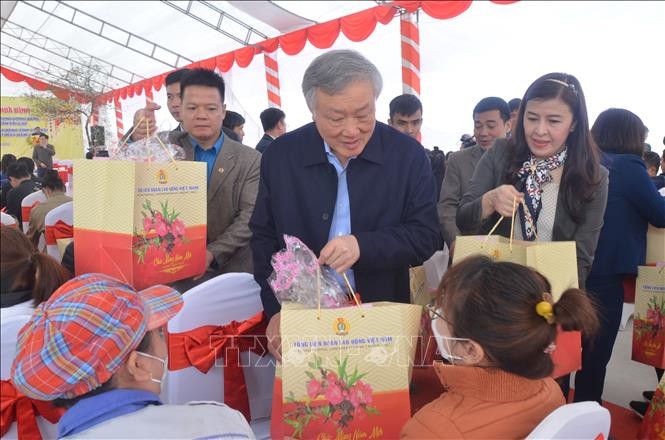最高人民法院院長阮和平向安沛省貧困者贈送禮物。（圖：越通社）