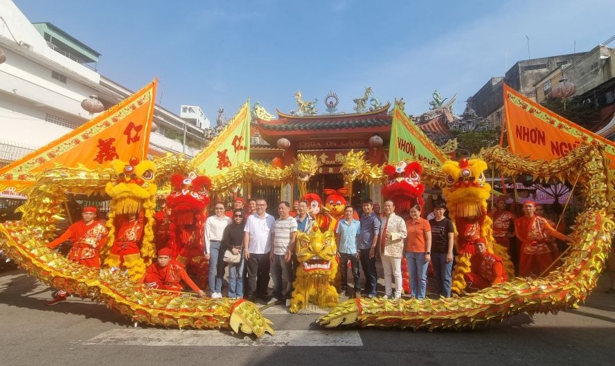 仁義堂龍獅團在溫陵會館(觀音廟)前表演及拍照。