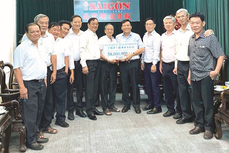 王永勝理事長(左七)向阮玉英主編捐贈5000萬元。