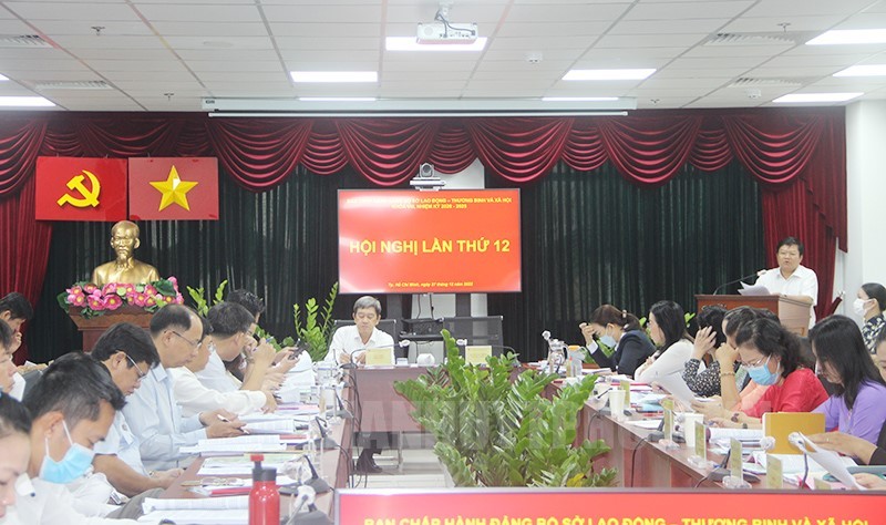 市勞動與榮軍社會廳長黎文汀在會上致詞。（圖：市黨部新聞網）