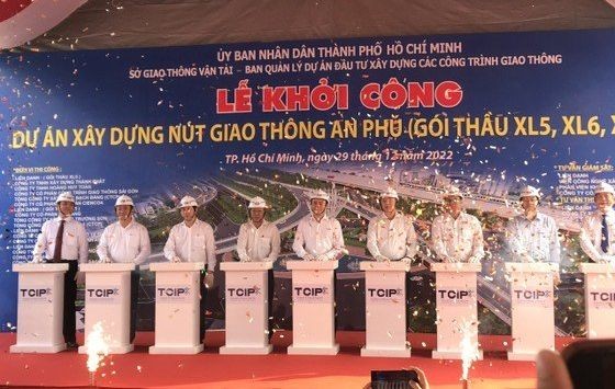 安富交通樞紐興建項目動工