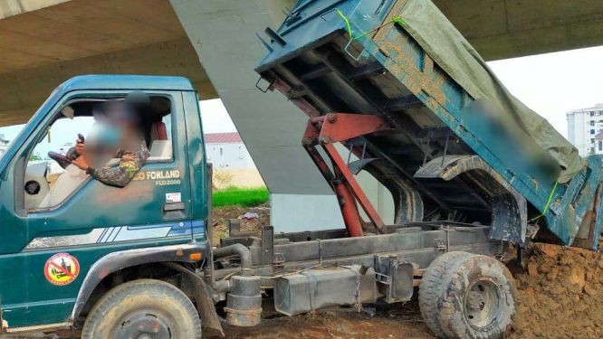 在來軒東坊一起偷倒建築廢碎料垃圾事件被記錄。