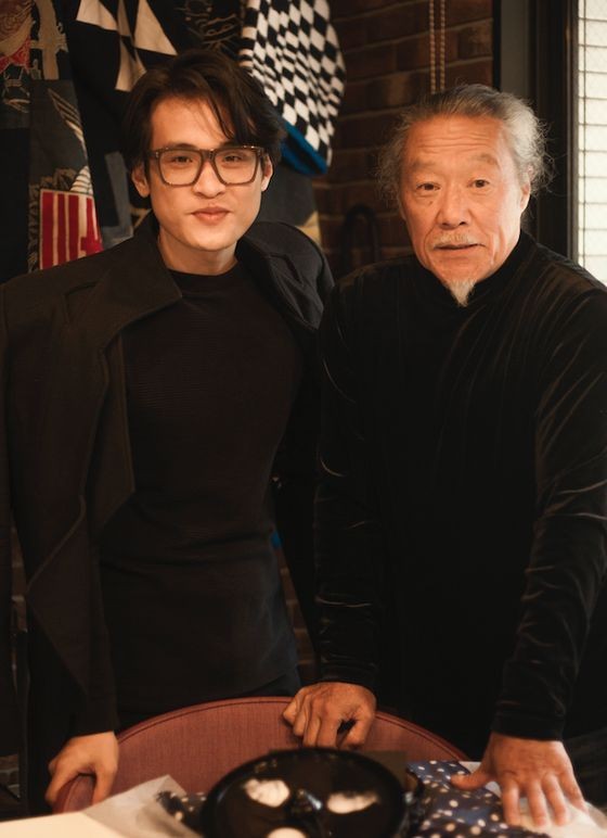 男歌手何英俊（左）与音乐大师喜多郎。