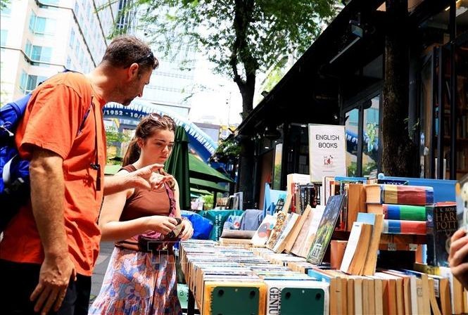 外國遊客參觀胡志明市一書香街。