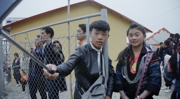 《云雾中的孩子》中的画面。