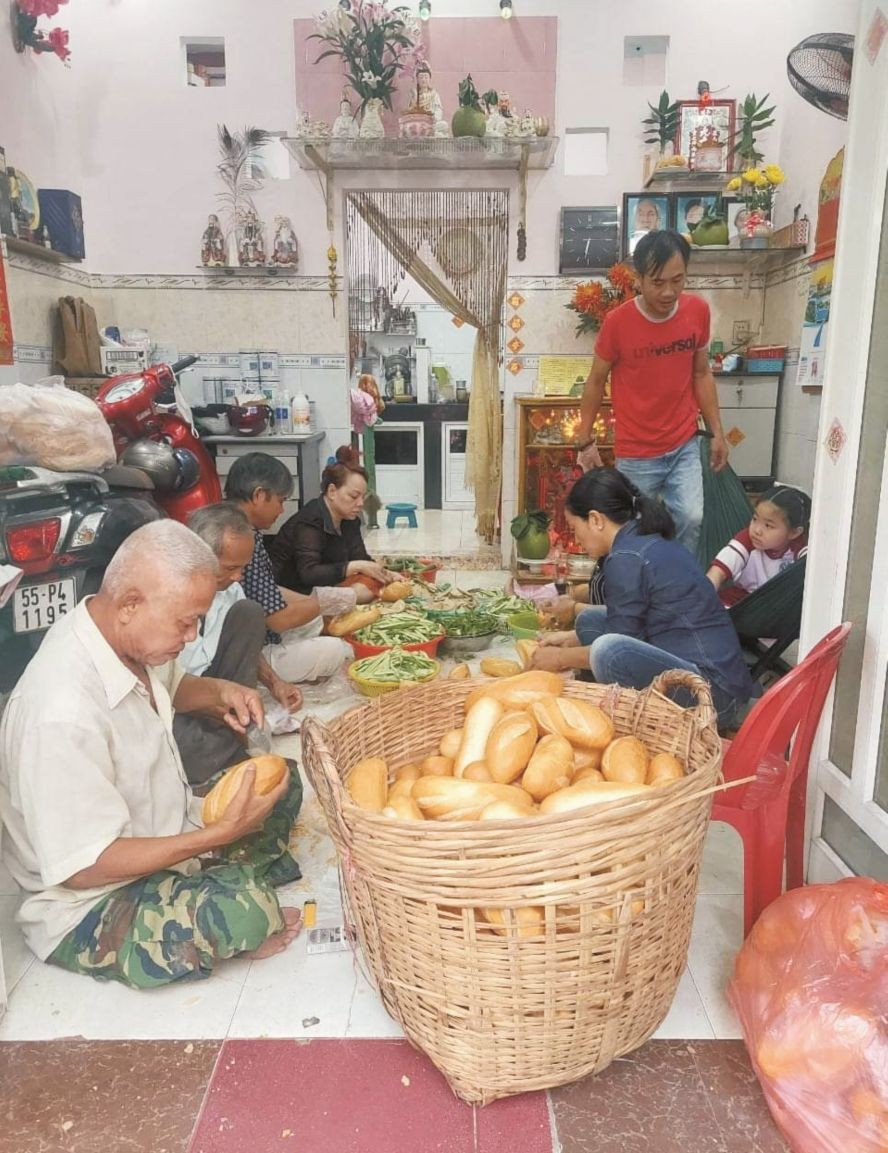 泉姐一家每逢农曆十五她都亲自做素食麵包送给上百名贫困者。