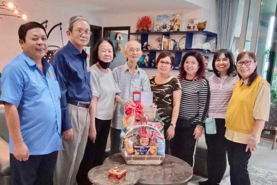 代表团向老乡亲陈健智(左四)拜早年。