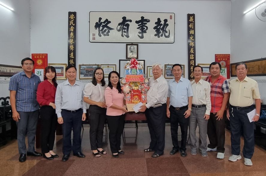 市越南祖国阵线委员会向义安会馆拜年。