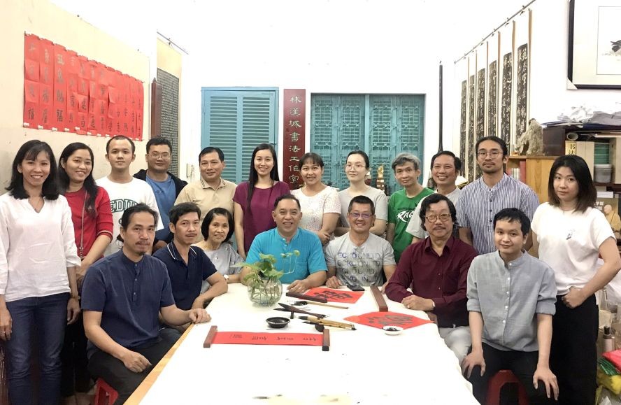 林汉城老师（前排左四）与学生交流后合照。