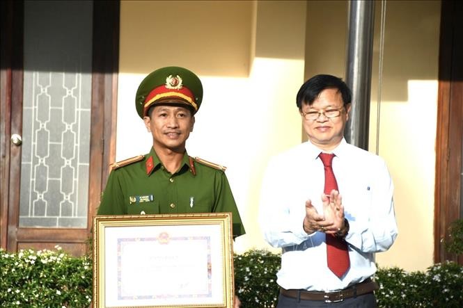 成功解救5岁女孩及逮捕银行劫匪获奖励