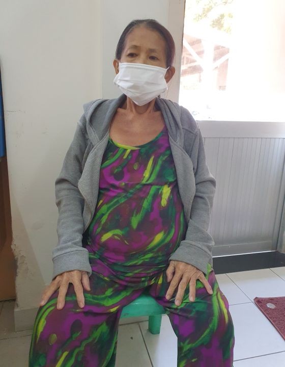 周爱莲肚子、双腿肿胀厉害。