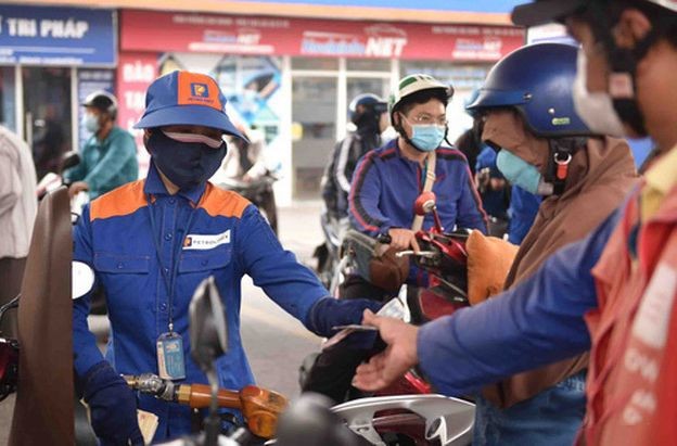 民众在加油站加油。（图：TTO）