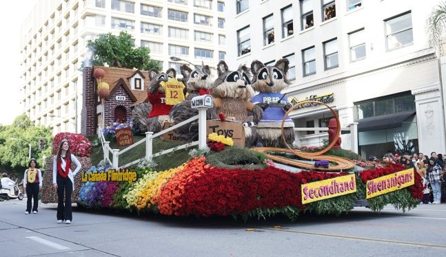 一辆花车参加新年玫瑰花车遊行。（图：新华社）