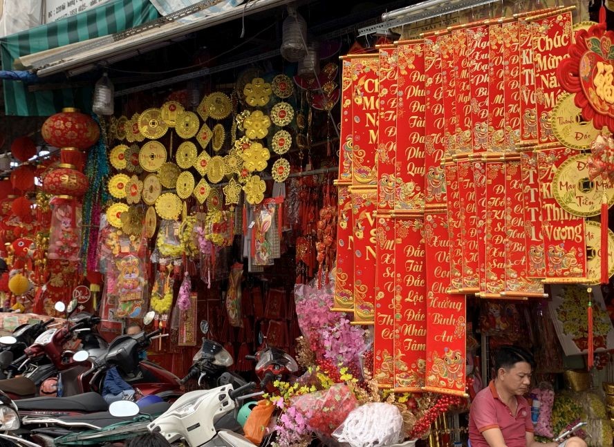 第五郡海上懒翁街上的商店都挂满各种春贴。