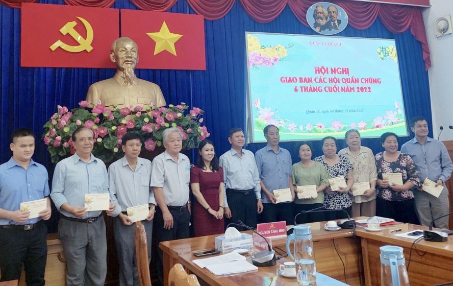 第十一郡郡委常务副书记阮曾明向郡内各群众协会代表赠送礼物。