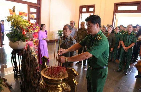市青年突击力量指挥长黎明科与青年突击队员在前往永隆省的溯源行程中上香缅怀已故政府总理武文杰。