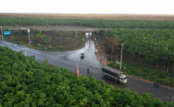 为隆城机场项目施工工作服务的769号省路已超负荷，难以满足在施工高峰期的运输需求。