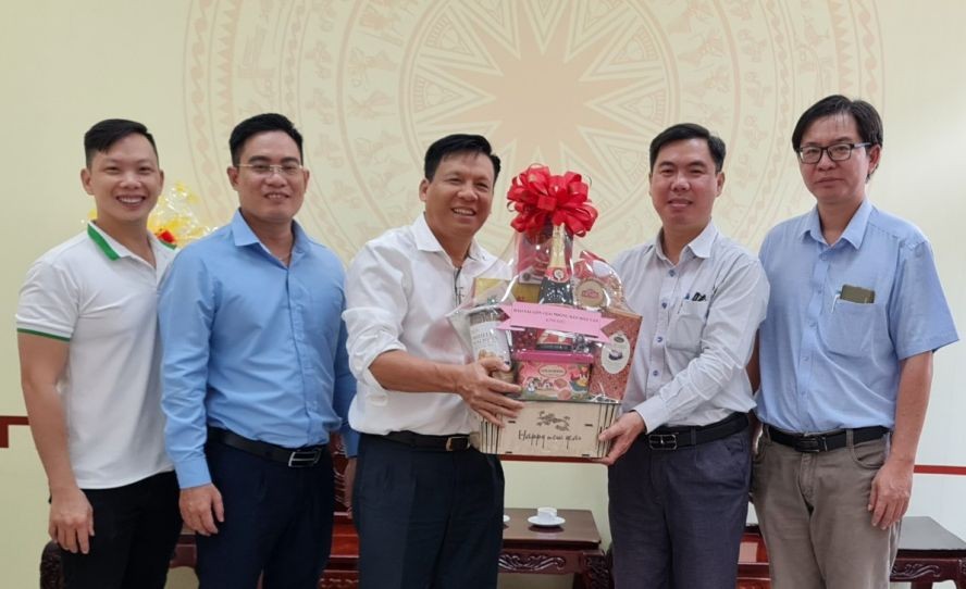 本报与市各民族处领导合影。