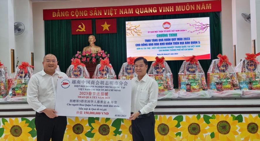 第五郡越南祖国阵线委员会主席黎晋才接收赵骞会长代表商会赠送的善款。