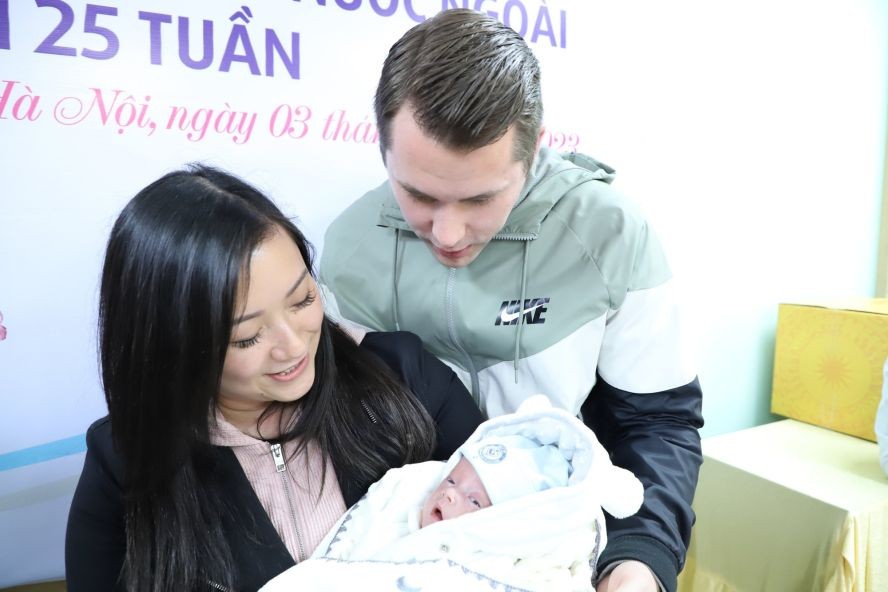 一家三口脸上充满了幸福的笑容。（图：太平）