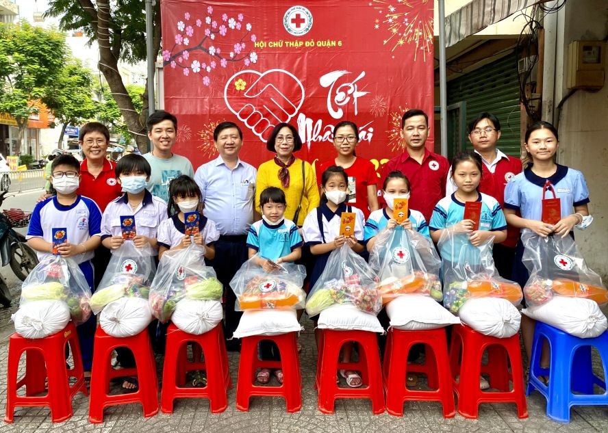 第六郡红十字会和热心人士向学生赠送礼物。