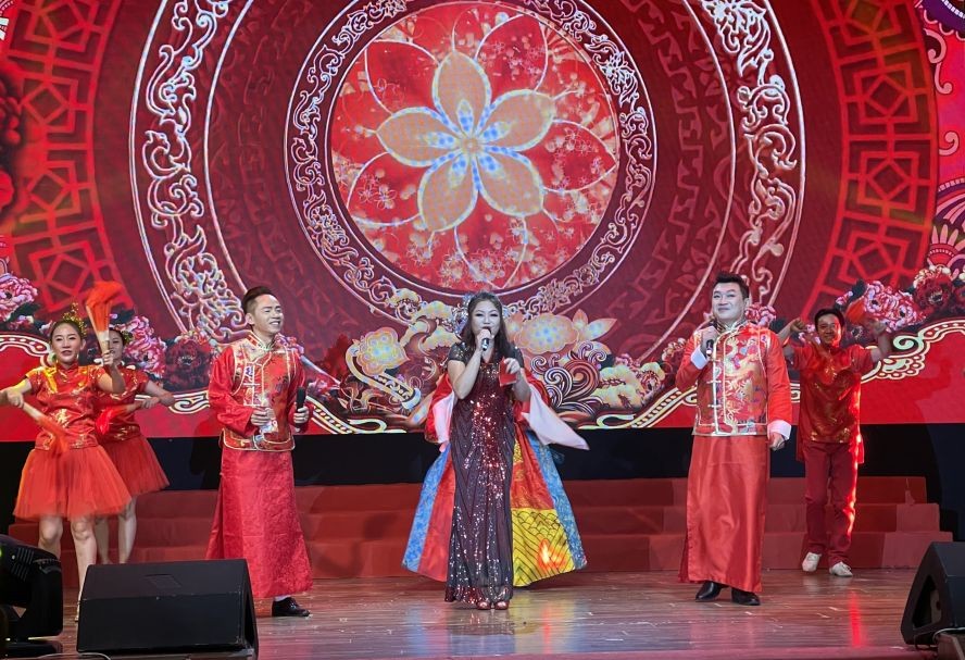 秀玲、光荣与有勤合唱《欢乐年年》。